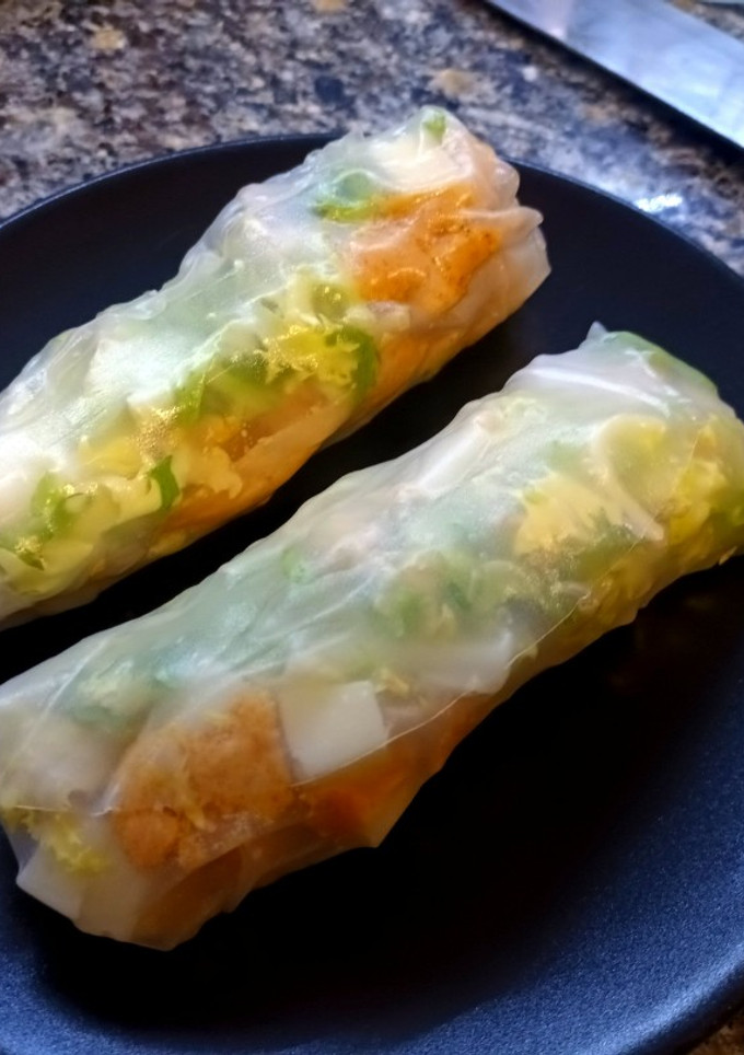 Una foto de Rollitos veraniegos de pollo y mayonesa de cacahuete