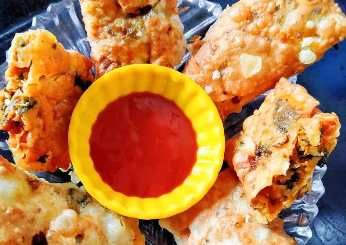 Papad roll stuffed with green coriander and dry coconut