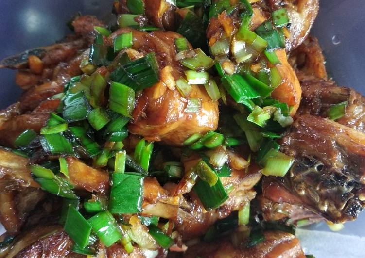 Cara Gampang Menyiapkan Ayam goreng kecap daun bawang, Bikin Ngiler