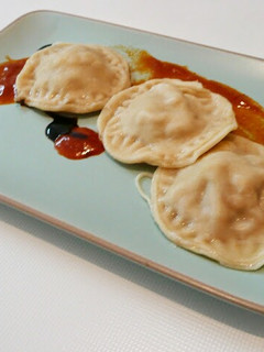 Una foto de Raviolis caseros rellenos de conejo a las hierbas