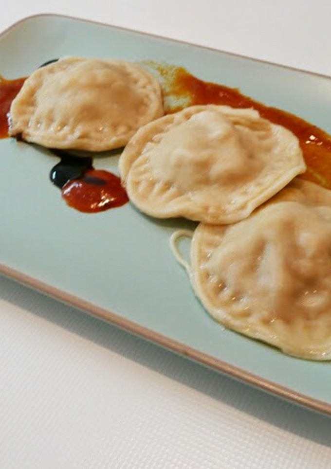 Una foto de Raviolis caseros rellenos de conejo a las hierbas
