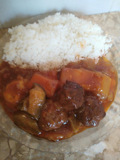 Una foto de Albóndigas en salsa de berenjena y arroz blanco