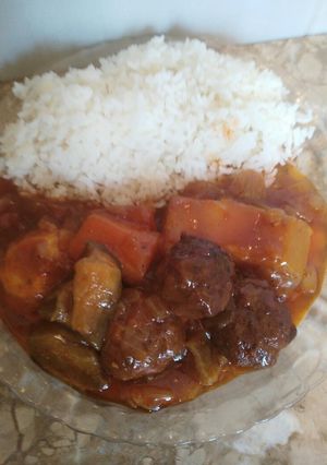 Foto principal de Albóndigas en salsa de berenjena y arroz blanco