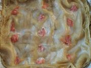 Una foto di lasagna di pesce