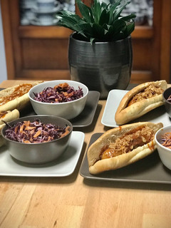 Una foto de Cena alemana: Currywurst con pan casero y Krautsalat