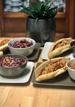 Una foto de Cena alemana: Currywurst con pan casero y Krautsalat