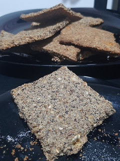 Una foto de Galletitas crackers saladas keto, $$ baratisimas y 20 minutos!