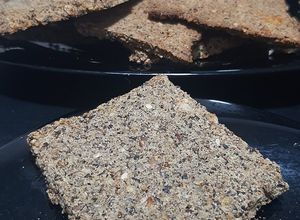 Una foto de Galletitas crackers saladas keto, $$ baratisimas y 20 minutos!