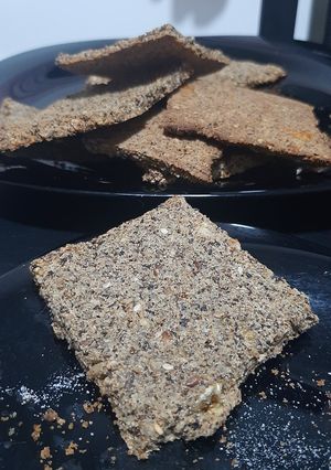 Una foto de Galletitas crackers saladas keto, $$ baratisimas y 20 minutos!