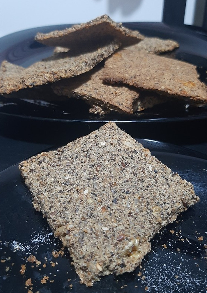 Una foto de Galletitas crackers saladas keto, $$ baratisimas y 20 minutos!