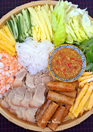 Hình của món Bánh tráng cuốn thập cẩm.