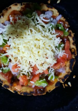 ભાખરી પીઝા (Bhakhri Pizza Recipe in Gujarati) રેસીપી મુખ્ય ફોટો