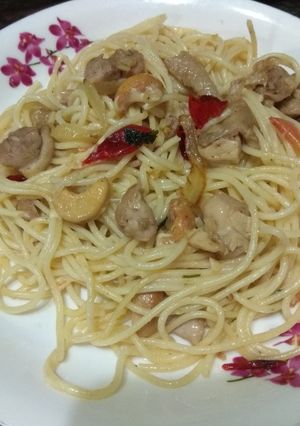 Foto resep Spaghetti oglio lio simpel pedas dengan keju dan kacang mede