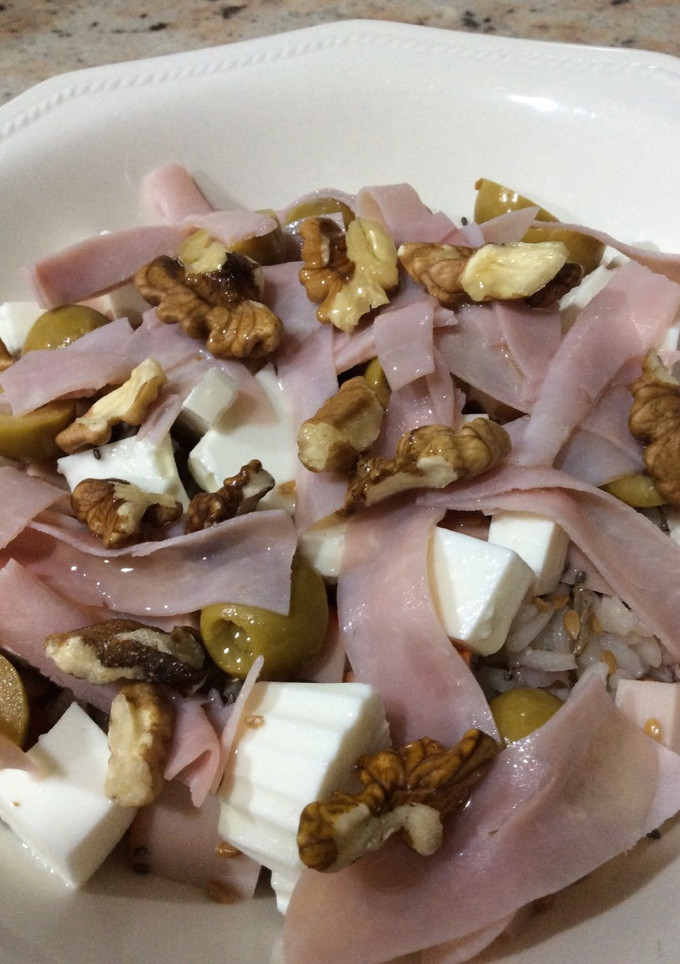 Una foto de Ensalada de arroz fría variada