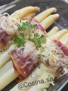 Una foto de Atadillos de espárragos blancos, jamón ibérico y queso gratinado
