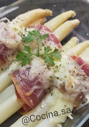 Una foto de Atadillos de espárragos blancos, jamón ibérico y queso gratinado