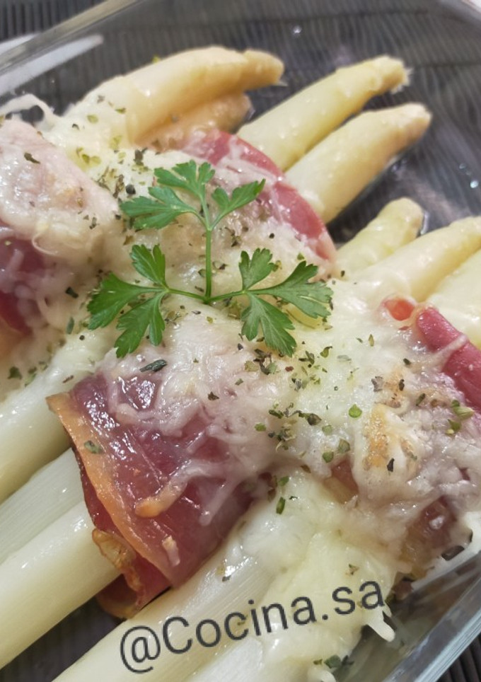 Una foto de Atadillos de espárragos blancos, jamón ibérico y queso gratinado