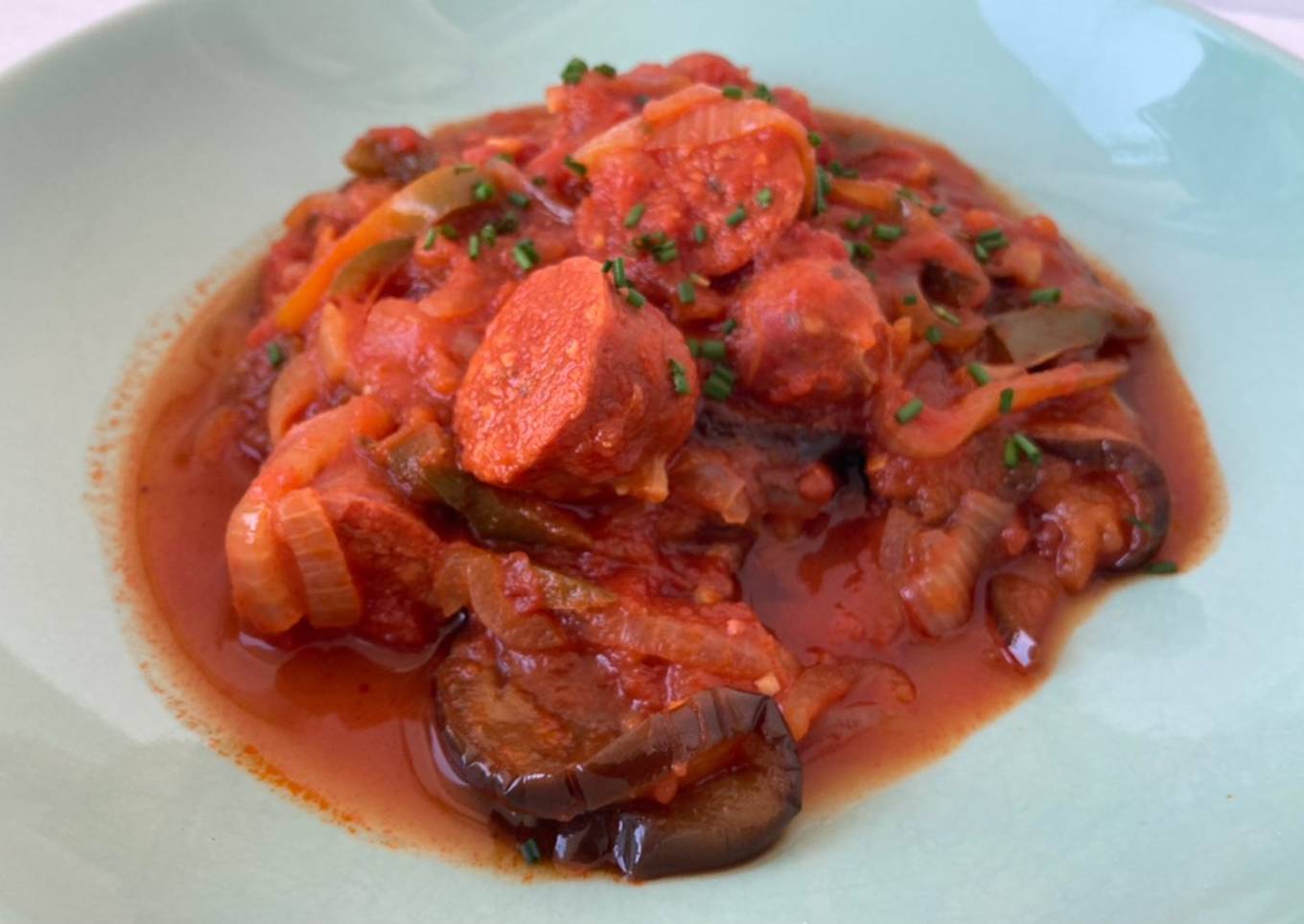 Chorizos con berenjenas en salsa de tomate casera