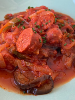 Foto principal de Chorizos con berenjenas en salsa de tomate casera