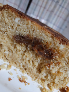 Una foto de Budín de ricota y coco con corazón de dulce de leche 😋
