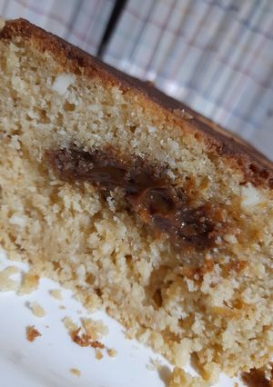 Una foto de Budín de ricota y coco con corazón de dulce de leche 😋