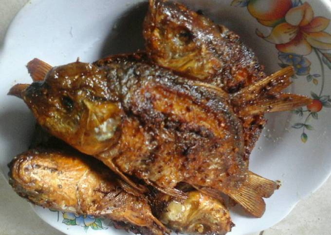 Resep Ikan mas goreng sederhana oleh Eden Ramdani™ - Cookpad