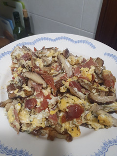 Una foto de Revuelto de setas con jamón