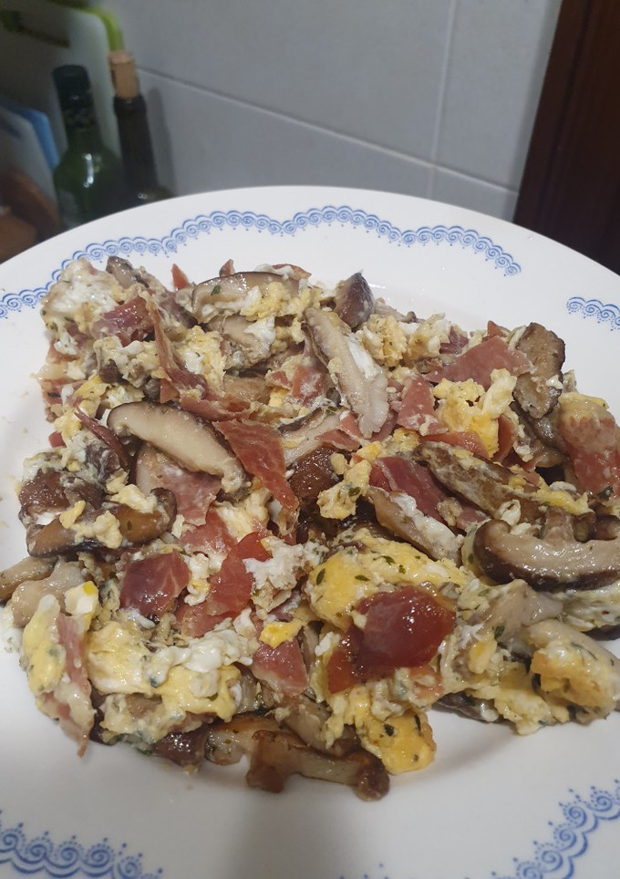 Una foto de Revuelto de setas con jamón