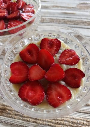 Una foto de Postre en copas de frutillas, súper fácil