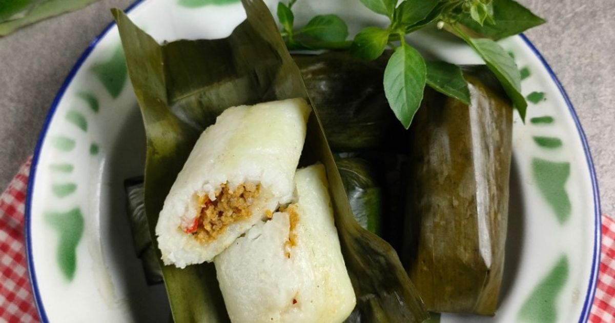 Lontong isi Oncom (1040)