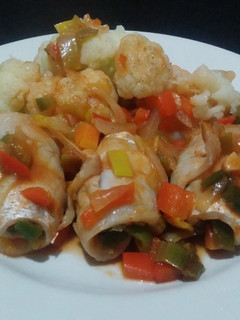 Una foto de Rollitos de pescado con coliflor