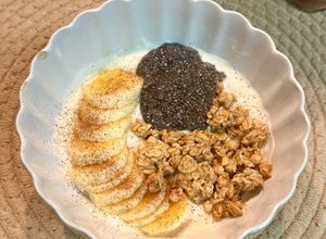 Una foto de Yogur natural con plátano, chía y muesli