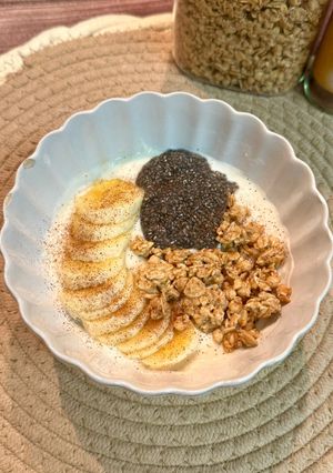 Una foto de Yogur natural con plátano, chía y muesli