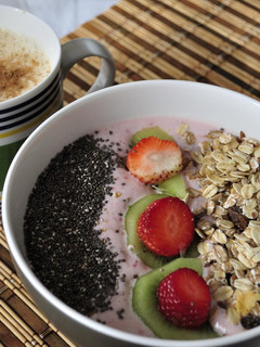 Una foto de Bol de yogur con fruta y muesli para un desayuno saludable