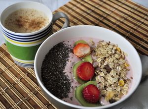Foto principal de Bol de yogur con fruta y muesli para un desayuno saludable