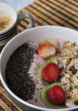 Foto principal de Bol de yogur con fruta y muesli para un desayuno saludable