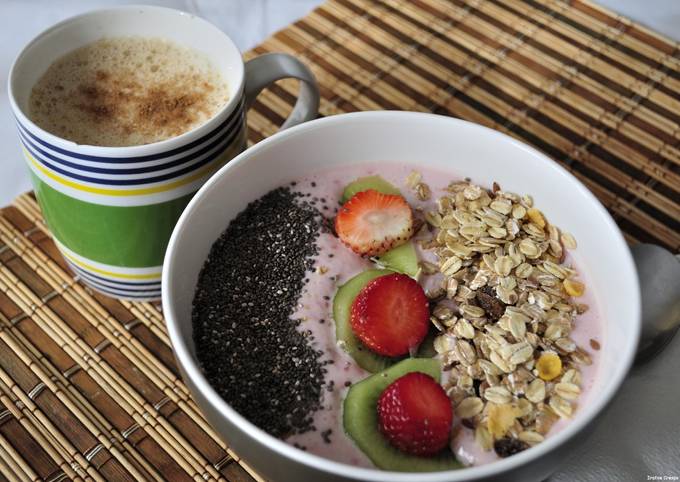 Foto principal de Bol de yogur con fruta y muesli para un desayuno saludable