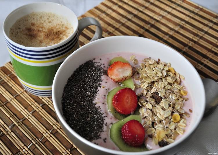 Bol de yogur con fruta y muesli para un desayuno saludable