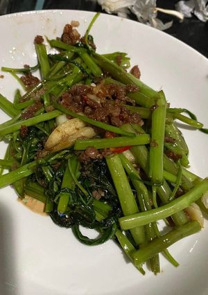 รูปของ ผักบุ้งผัดน้ำมันหอย 🌿🥬🥦🧄🧅🌶