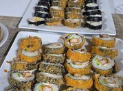 Una foto de sushi de salmon