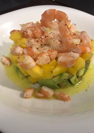 Una foto de Tartar de mango y langostinos