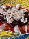 Salade composée tomates, betteraves rouges, jambon blanc,bacon et oignon rouge