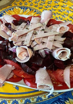 Une photo de Salade composée tomates, betteraves rouges, jambon blanc,bacon et oignon rouge
