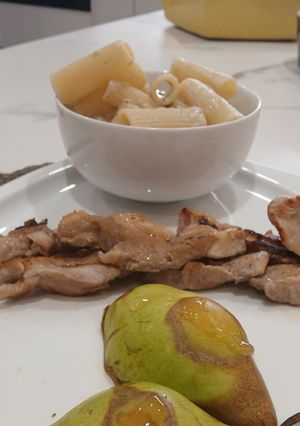 Foto principal de Menú Completo: Pasta al Queso Azul en Microondas, Secreto Ibérico al Limón y Peras plancha en miel