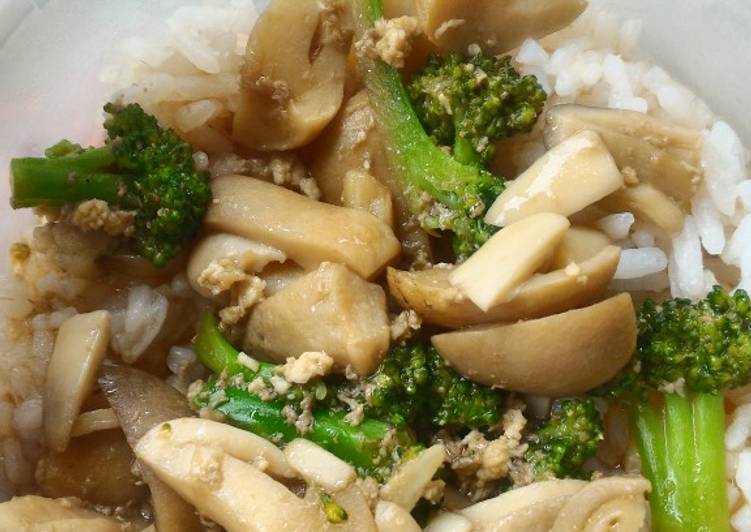 Cara Gampang Menyiapkan Brokoli ayam jamur merang tumis, Enak Banget