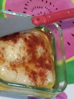 Una foto de Hummus de calabacín con salsa salino