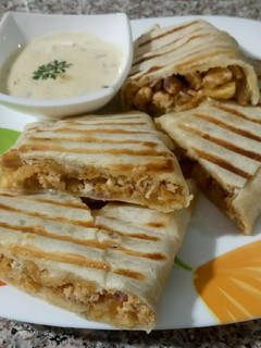 صورة لوصفة شاورما مع الصلصة الجزائرية 🍴