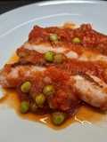 Salchichas en salsa de tomate con guisantes