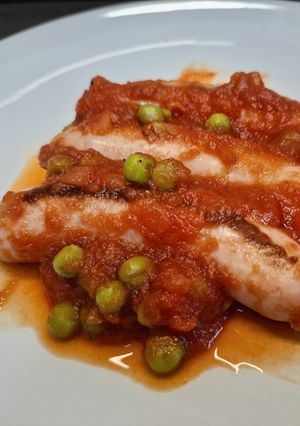 Foto principal de Salchichas en salsa de tomate con guisantes
