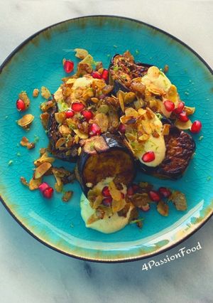 Une photo de Aubergines rôties avec sauce yaourt au curry - ottolenghi@4PassionFood #healthy